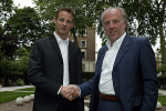 Button en Richards schudden hand