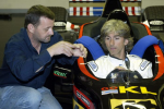 Damon Hill past stoeltje in de Minardi two-seater