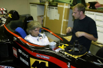 Damon Hill past stoeltje in de Minardi two-seater