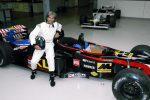 Damon Hill met op de achtergrond een Tyrrell uit 1997