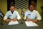 Jos Verstappen en Paul Stoddart tekenen het contract